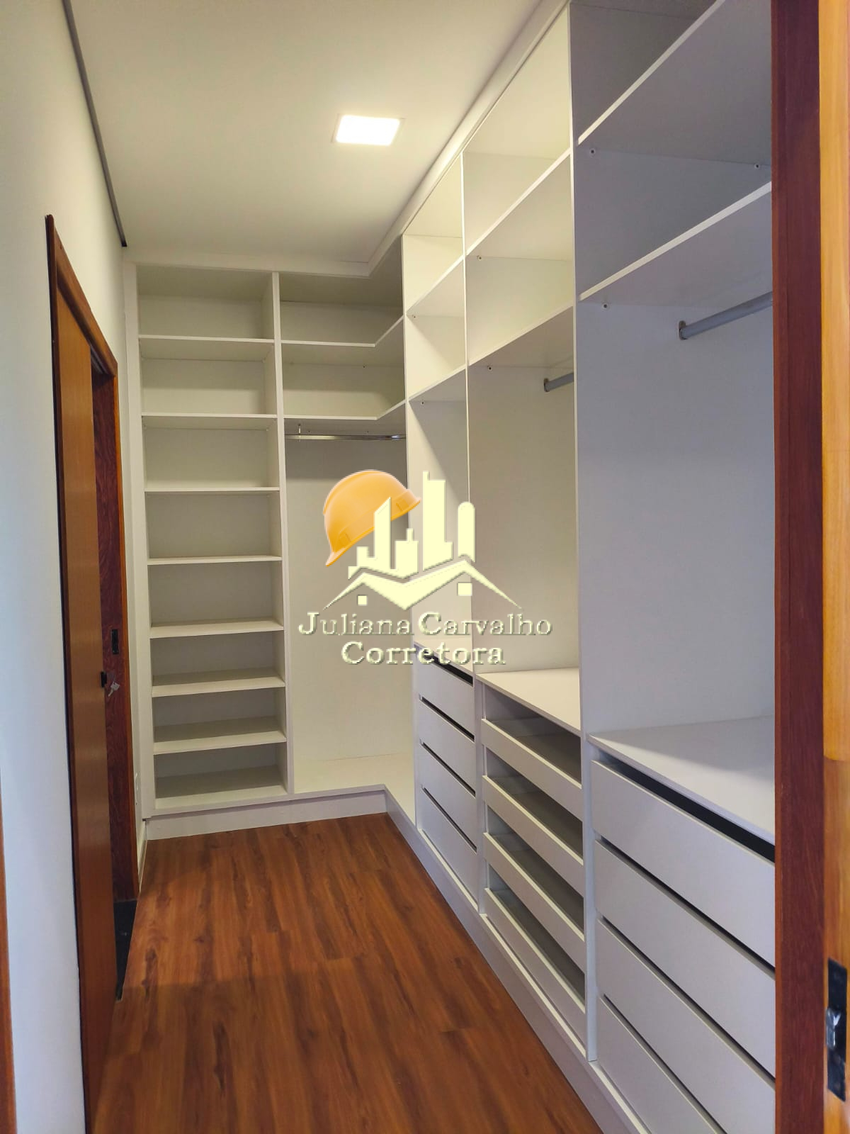 Uma residência sofisticada, espaçosa e repleta de detalhes que unem conforto, elegância e modernidade! (7)