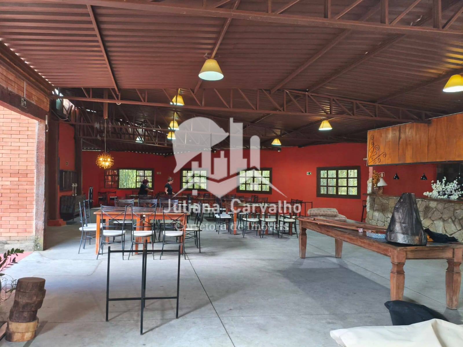 Salão de festas amplo com dois banheiros, cozinha e um hall para servir