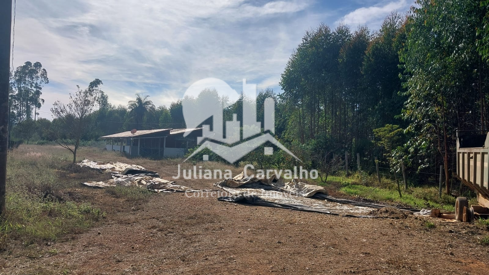 São 90 hectares. São 6 casas (sendo a sede com piscina, sauna ,4 quartos 3 banheiros, varanda) (1)