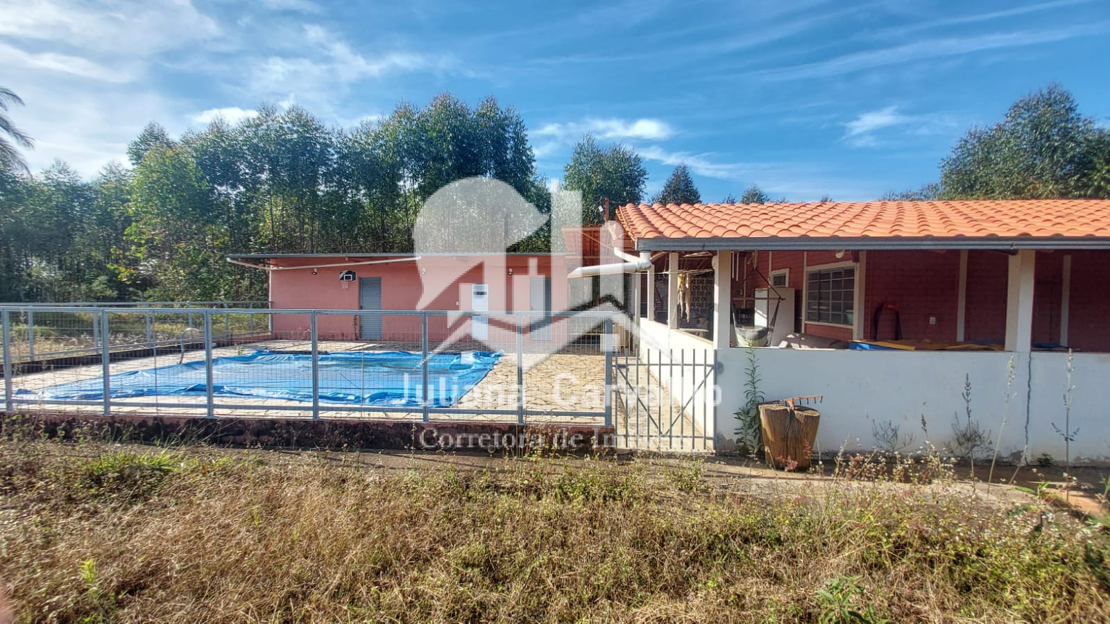São 90 hectares. São 6 casas: (sendo a sede com piscina, sauna ,4 quartos 3 banheiros, varanda).