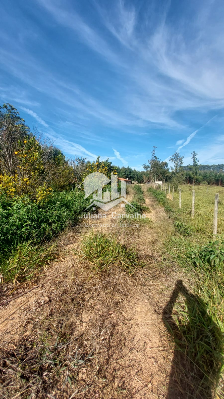 São 90 hectares. São 6 casas (sendo a sede com piscina, sauna ,4 quartos 3 banheiros, varanda) (2)