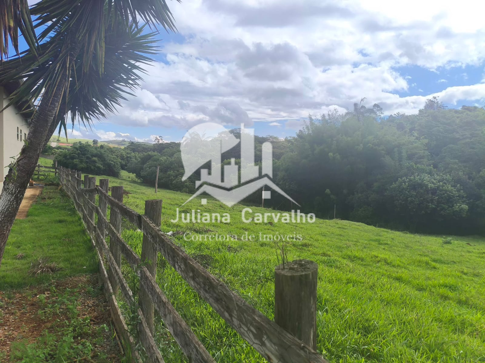 Vende porteira fechada - Casa + suítes separadas - Terreno amplo para novas construções